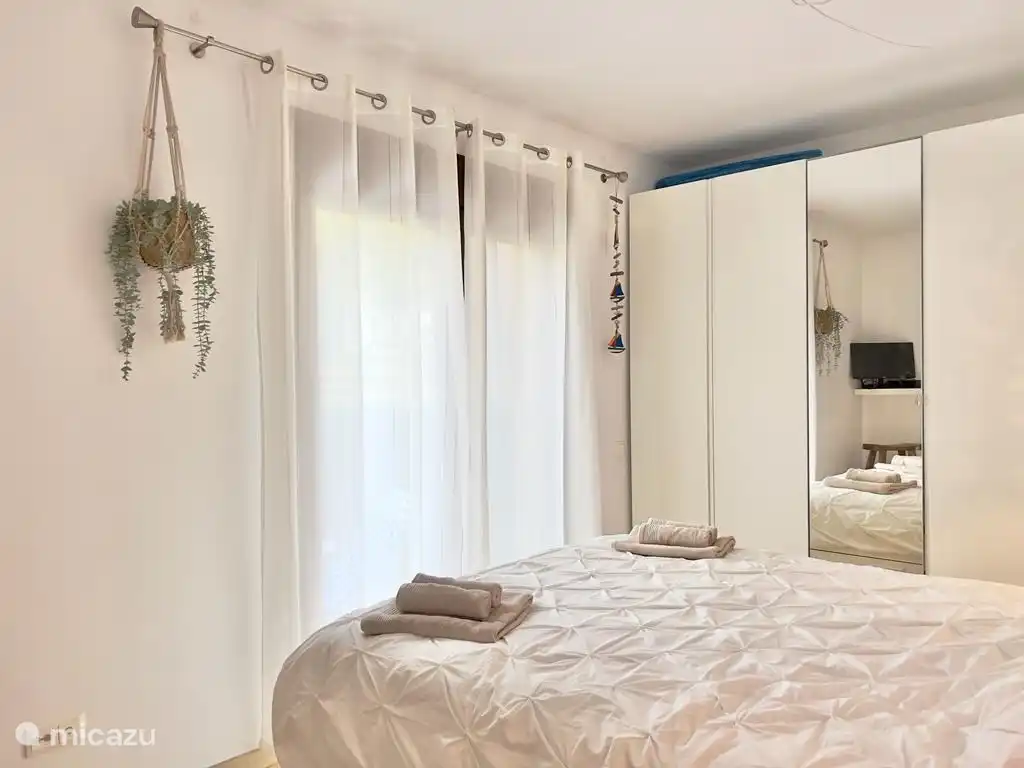 Masterbedroom met uitzicht op de tuin.