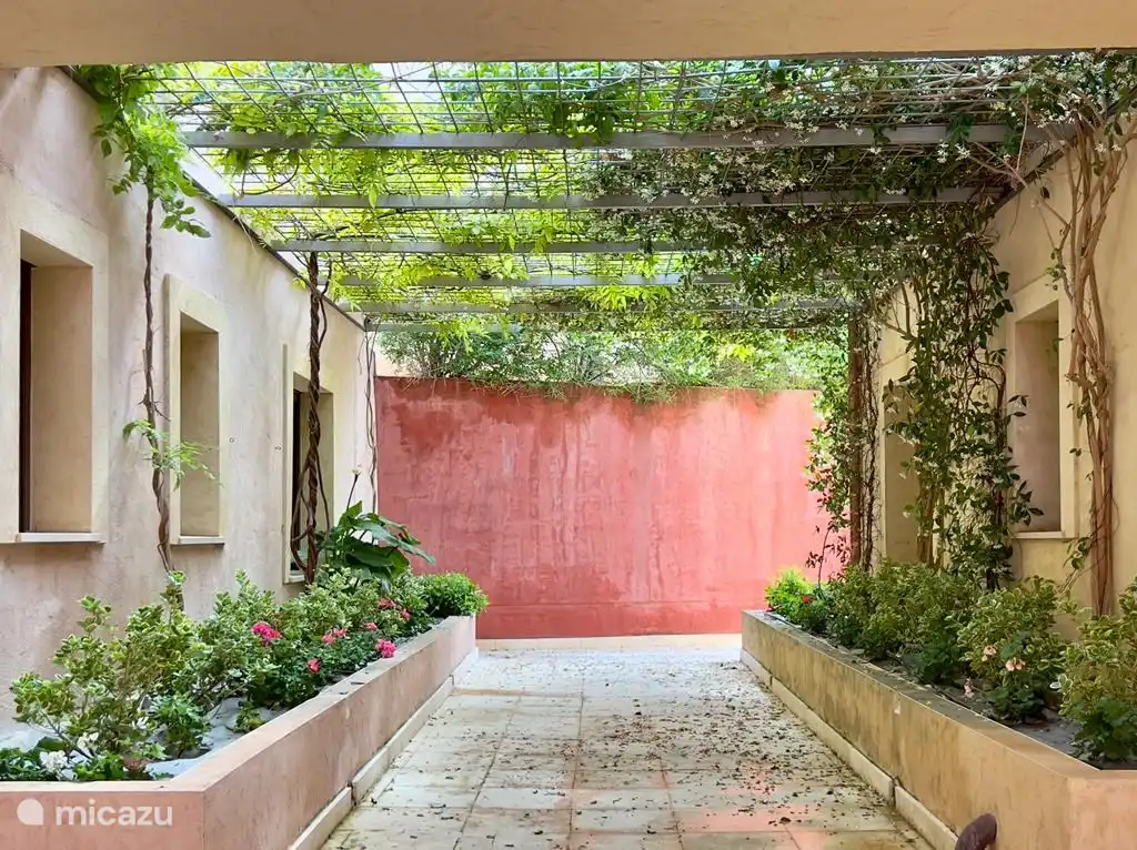 Wandelpad naar de inkom van het appartement