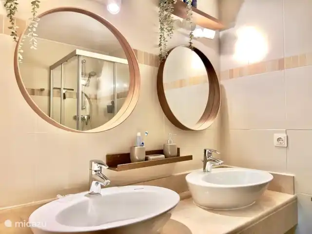 Maison Mimosa | Espagne, Costa Blanca, Benissa - appartement Salle de bain attenante avec douche, WC et double vasque