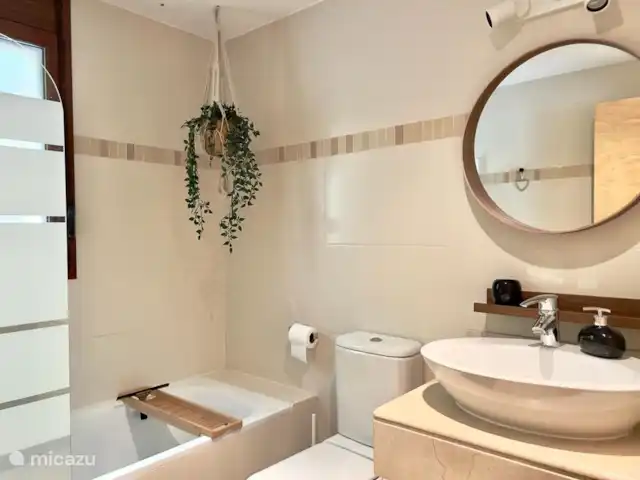 Maison Mimosa | Espagne, Costa Blanca, Benissa - appartement 2e salle de bain avec lavabo, bain/douche et toilette