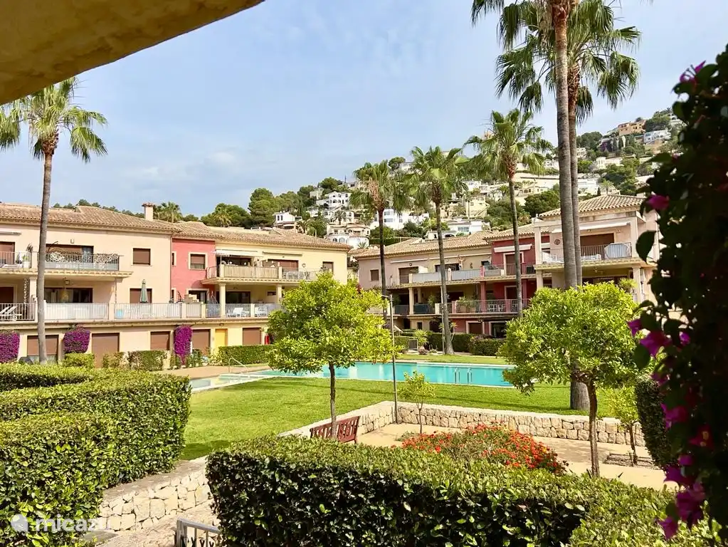 Uitzicht van op het privé terras naar het zwembad