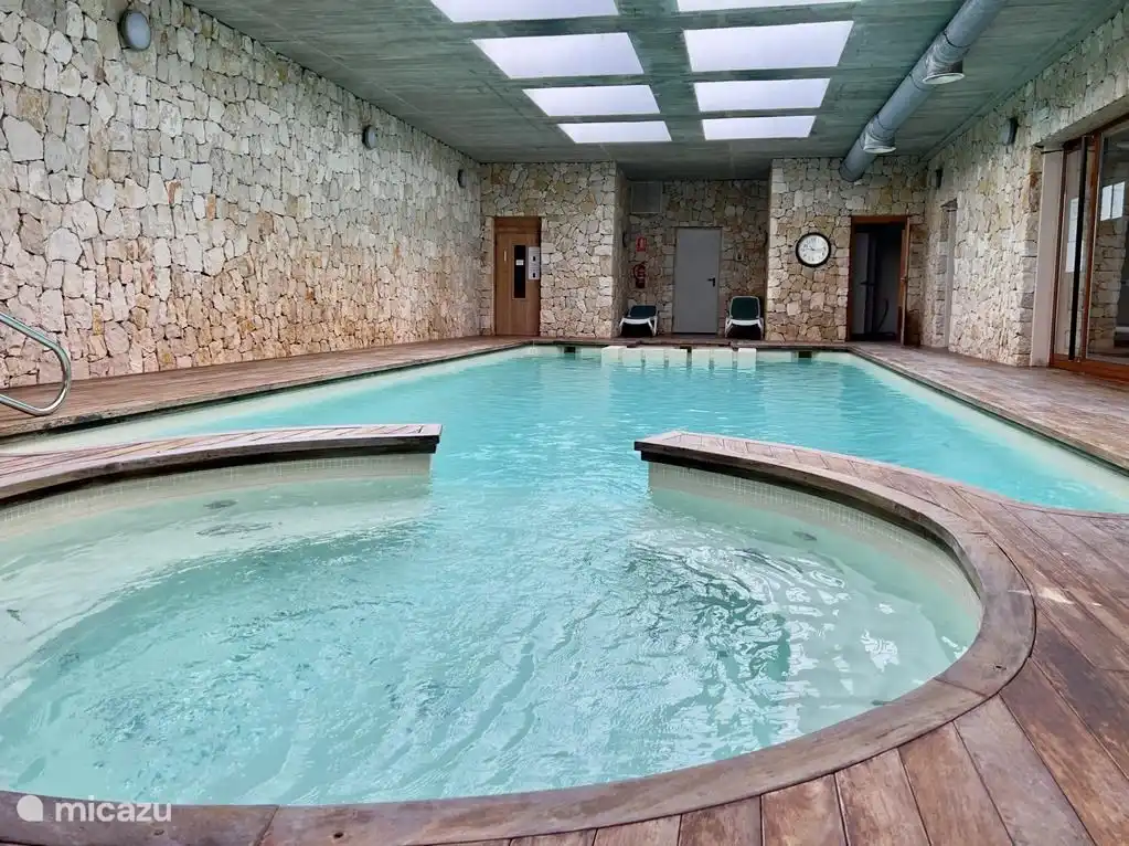 Verwarmd binnenzwembad met sauna en kleedkamers