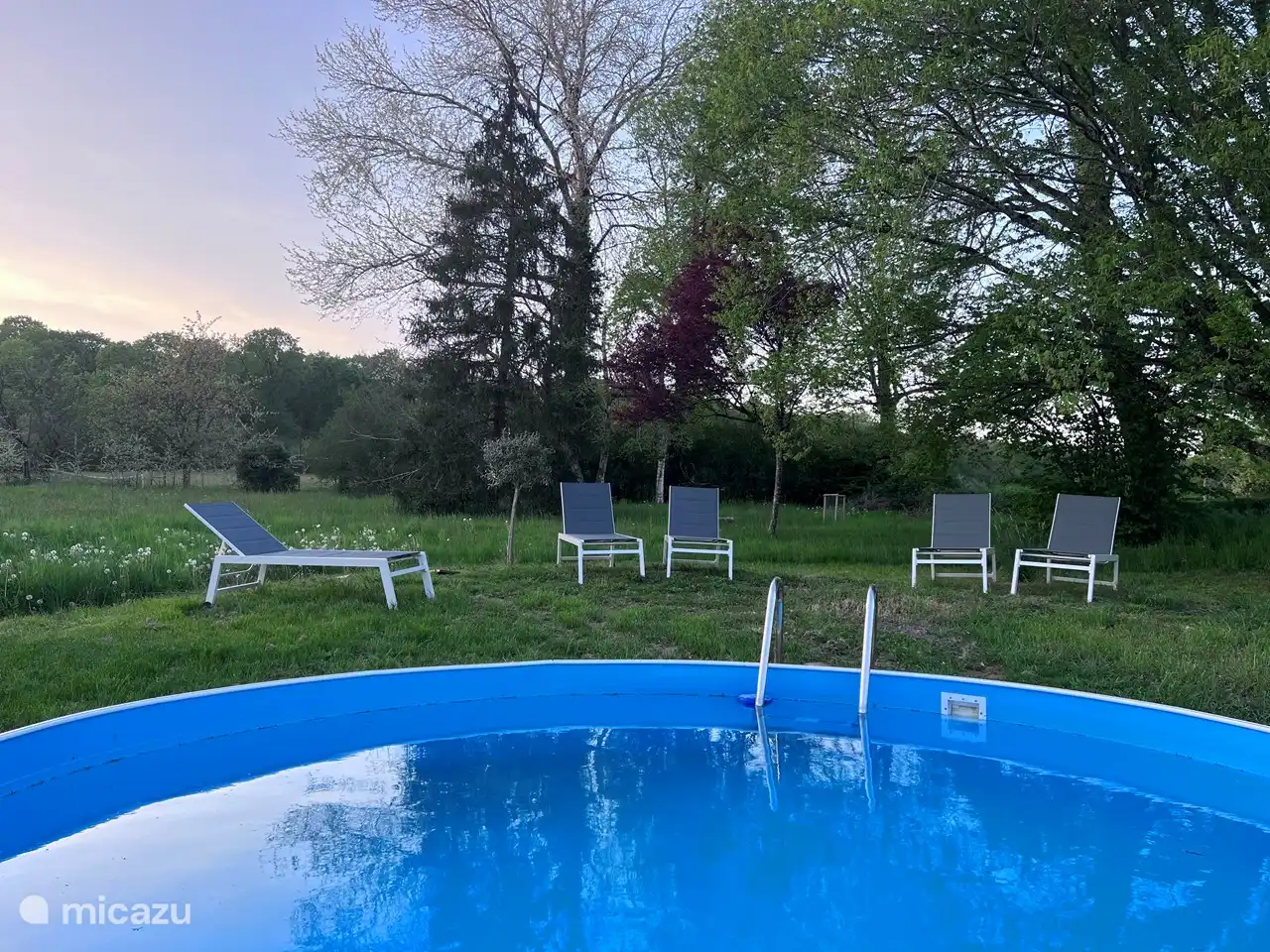 Swimmingpool mit Sonnenliegen (Pool hat einen Durchmesser von 4,5 m und eine Tiefe von 1,35 m)