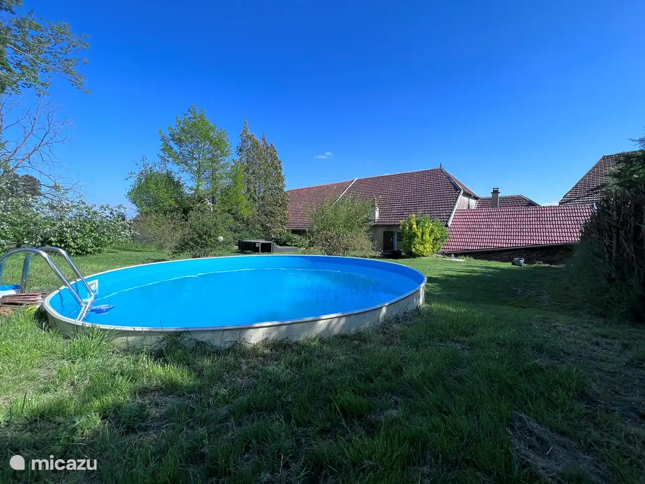 Schwimmbad (Becken hat einen Durchmesser von 4,5 m und eine Tiefe von 1,35 m)