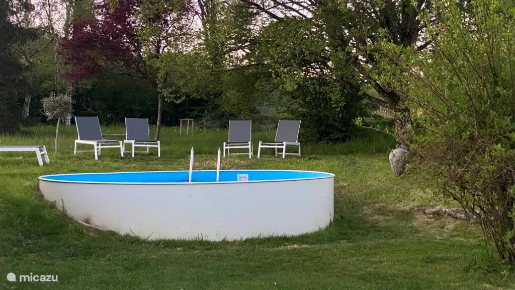 Schwimmbad (4,5 Meter Durchmesser und 1,35 Meter tief, halb eingegraben)