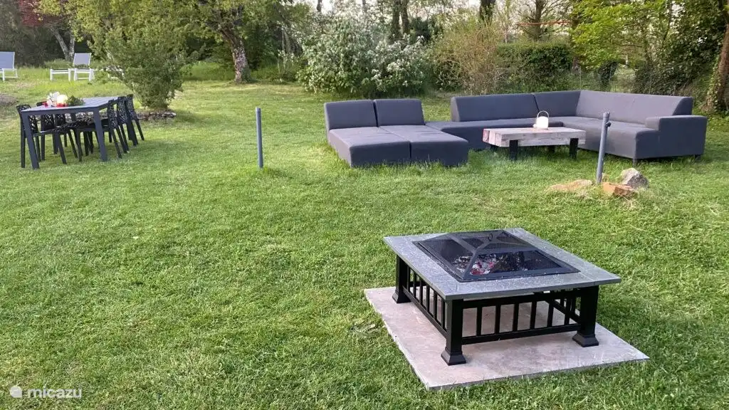 Lounge-Sofa mit Grill / Kamin