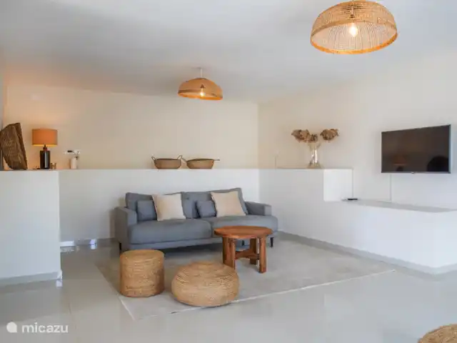 Apartamento para 2 personas con piscina en Curazao, Banda Arriba (este), Vista Royal - apartamento Sofá donde se puede ver una agradable velada de televisión.