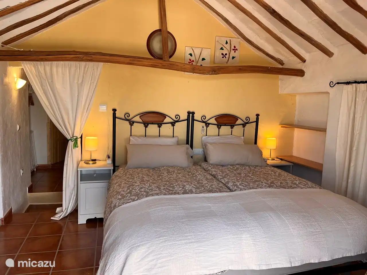 Eine wunderbare Nachtruhe im Schlafzimmer mit Blick auf die Sierra Nevada