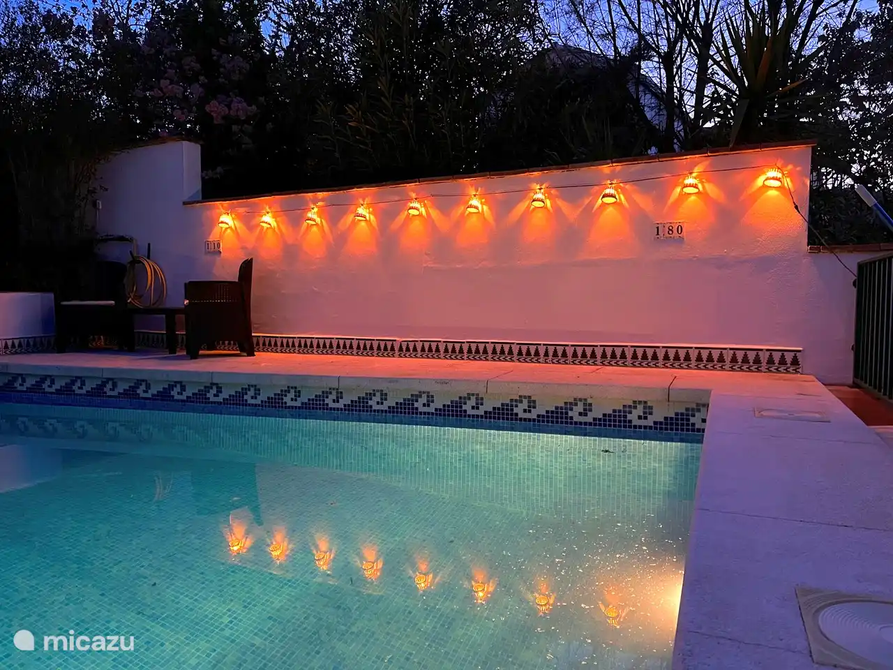 Genießen Sie den Abend am Pool