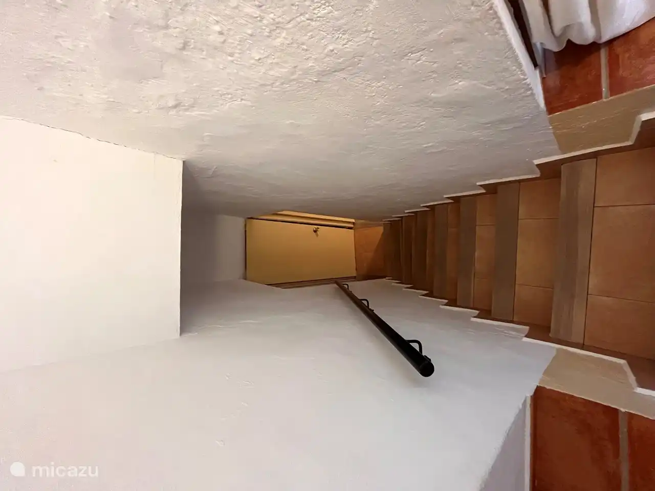 Die schöne schmale Treppe zum Obergeschoss