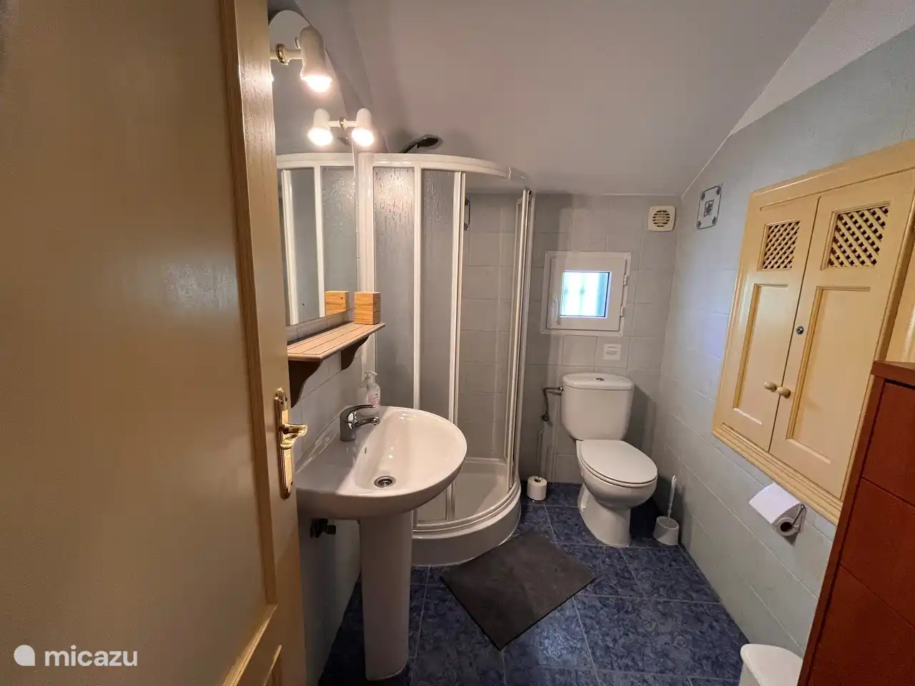 Das zweite Badezimmer im ersten Stock