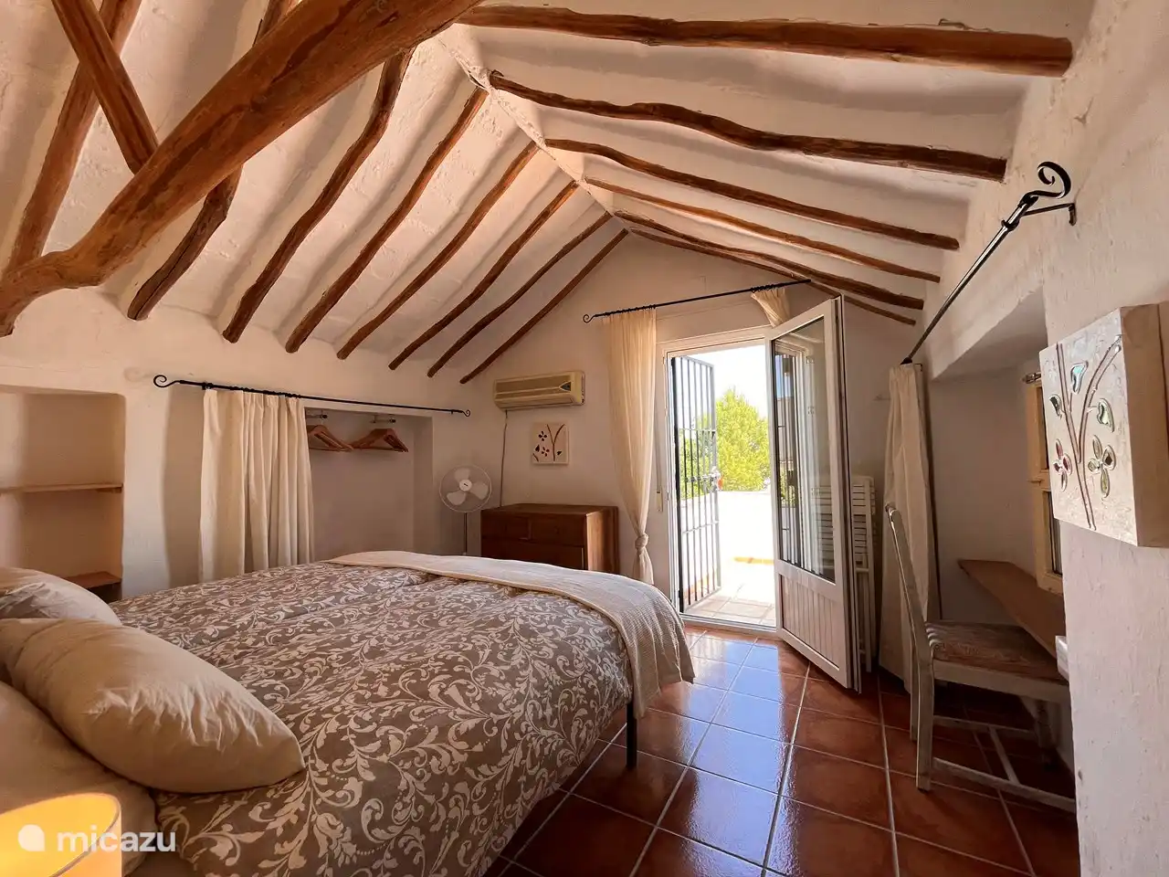 Mit angrenzendem Balkon