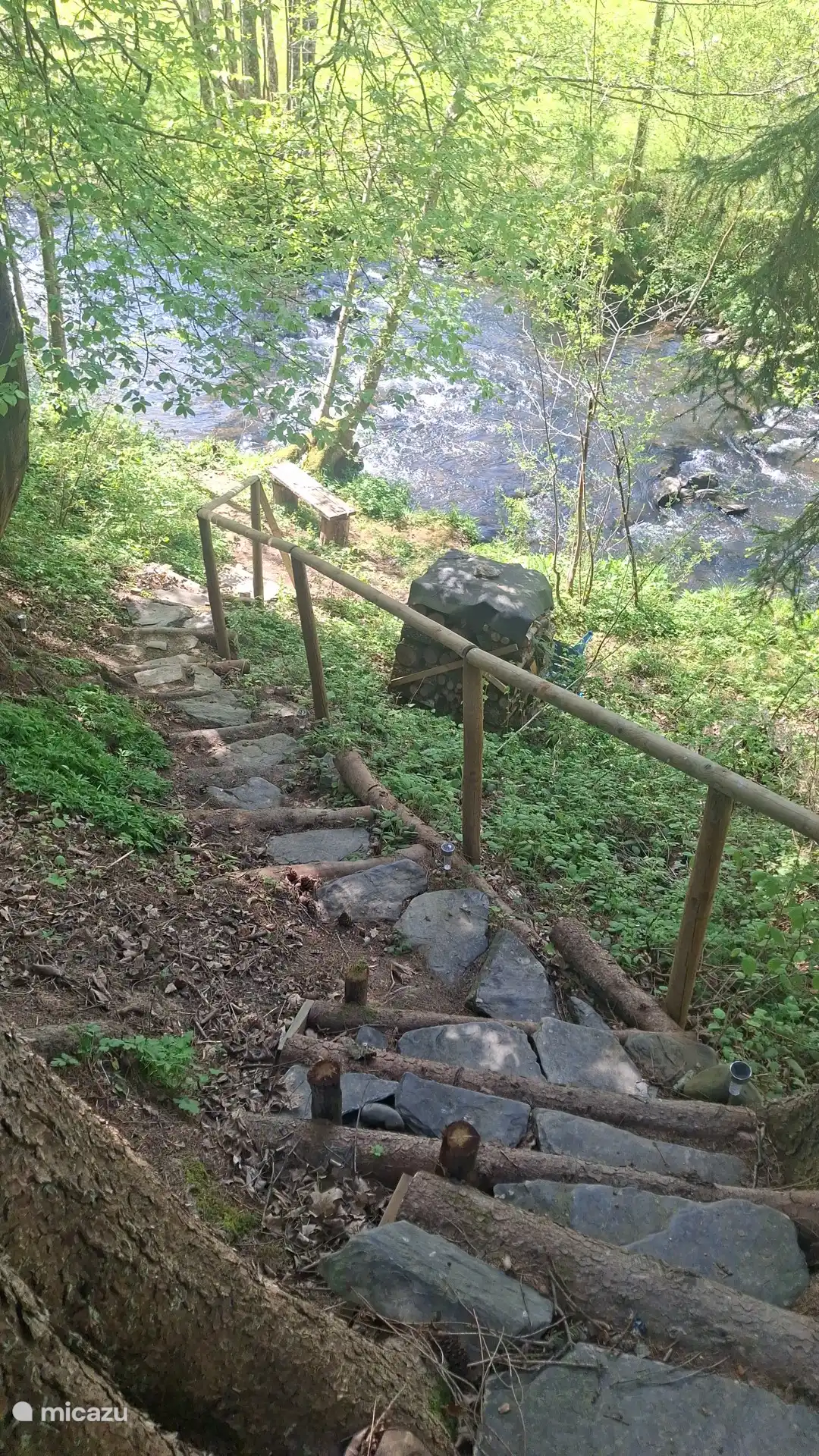 La casa tiene acceso directo al río... Construcción de presas, remoción y pesca
