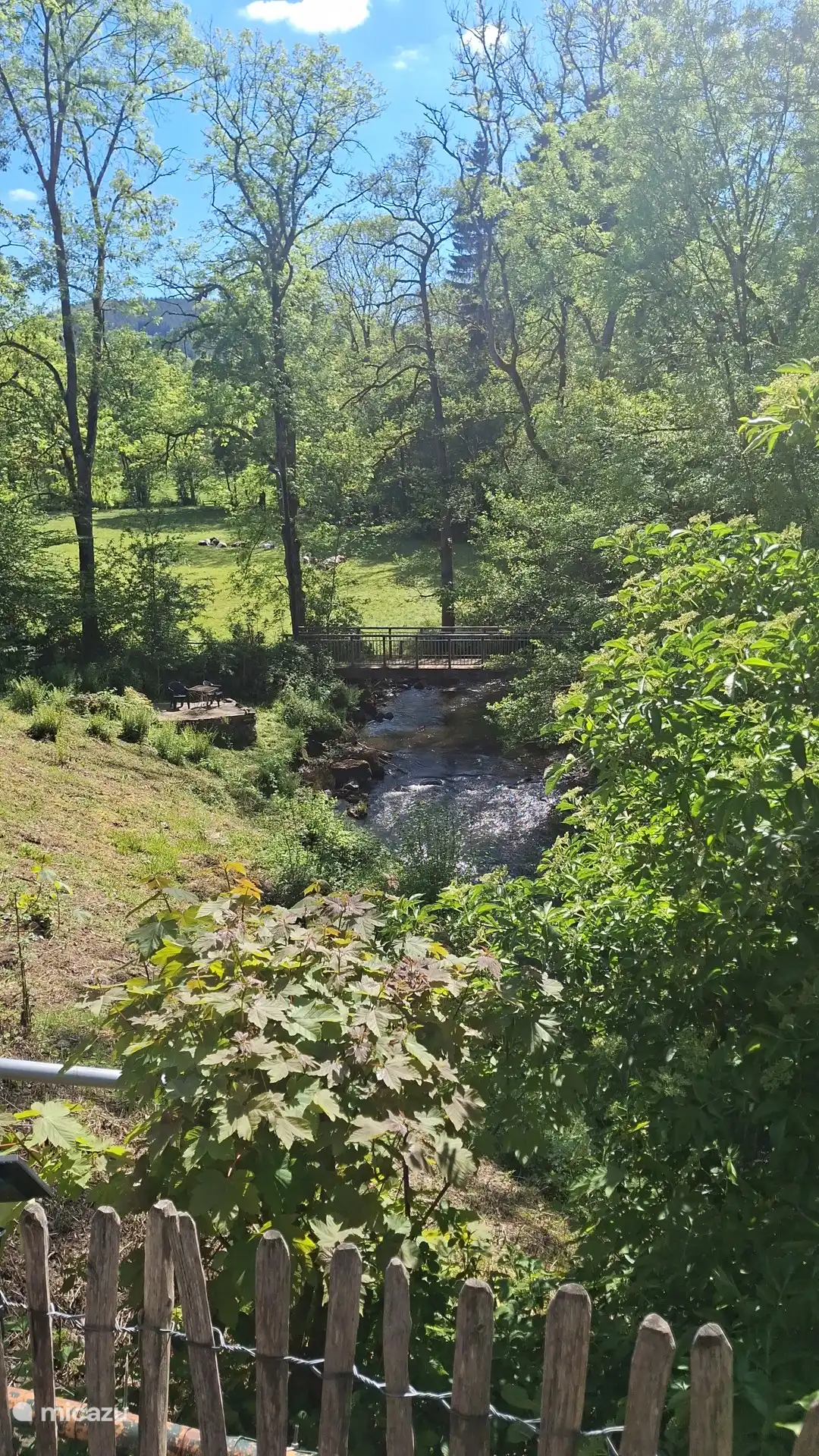 Vista desde la terraza sobre el puente sobre el río  