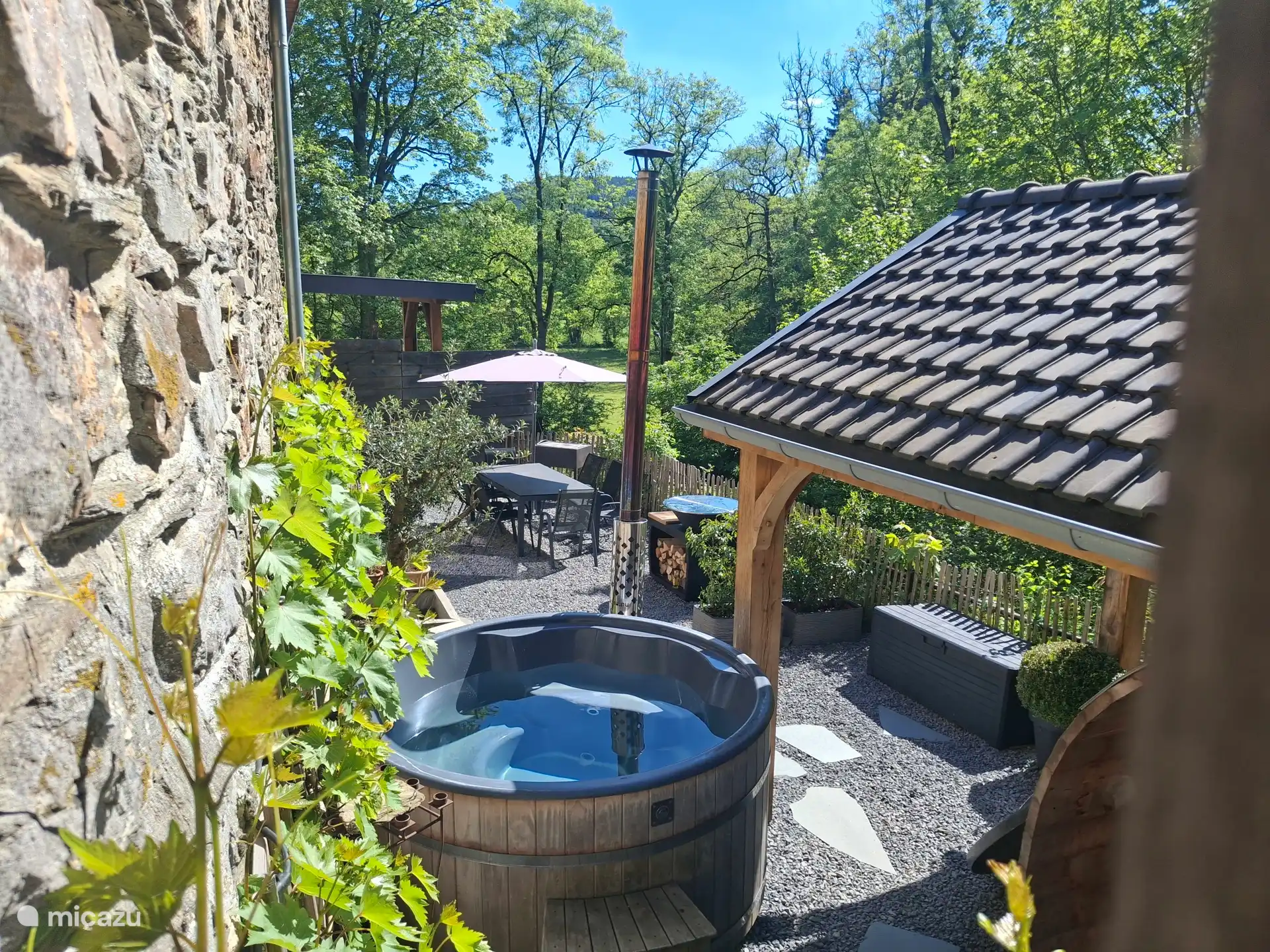 Encantadora terraza soleada con barbacoa ofyr, sauna, jacuzzi y baño de hielo 