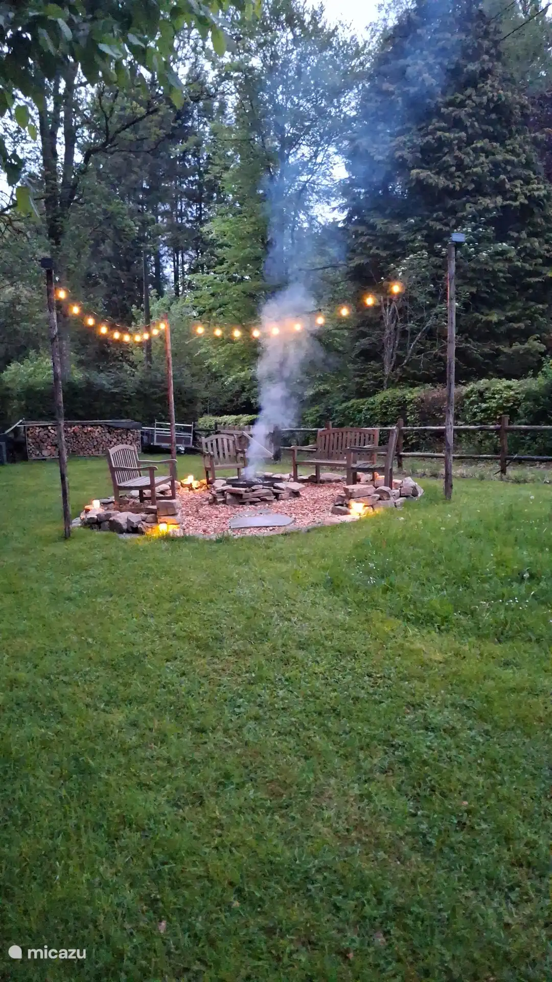 Encendiendo una chimenea encantadora