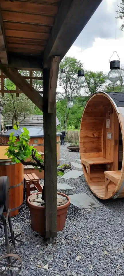 Maravillosa bañera de hidromasaje, sauna de barril y baño de hielo para unas vacaciones relajantes en la naturaleza.