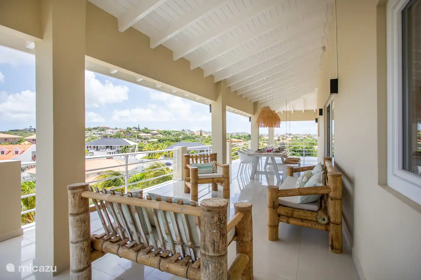 Terras met uitzicht op Jan Thiel