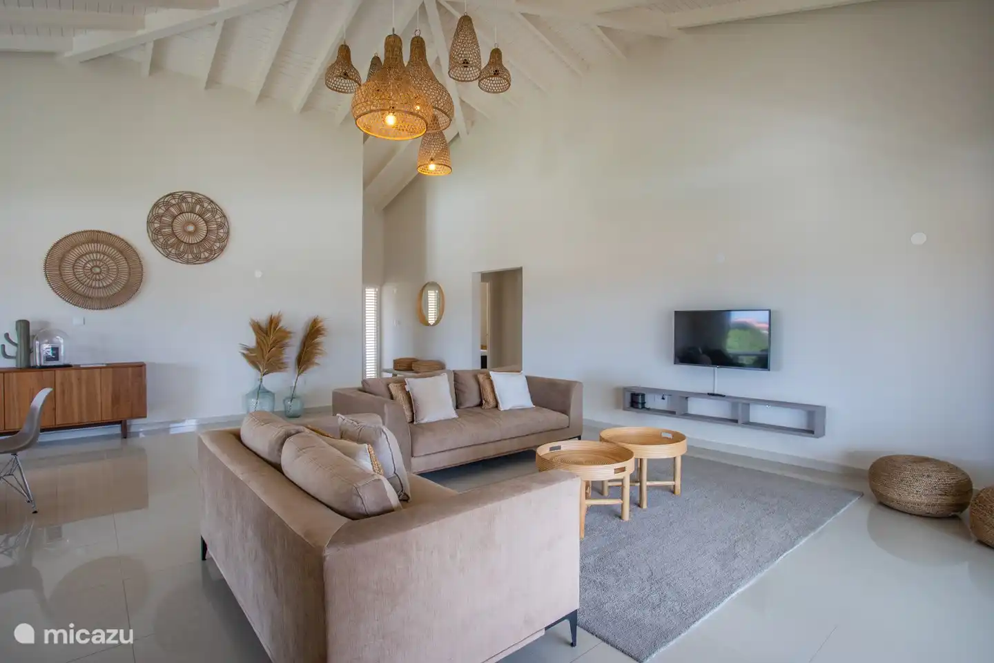 Gezellige bank met televisie