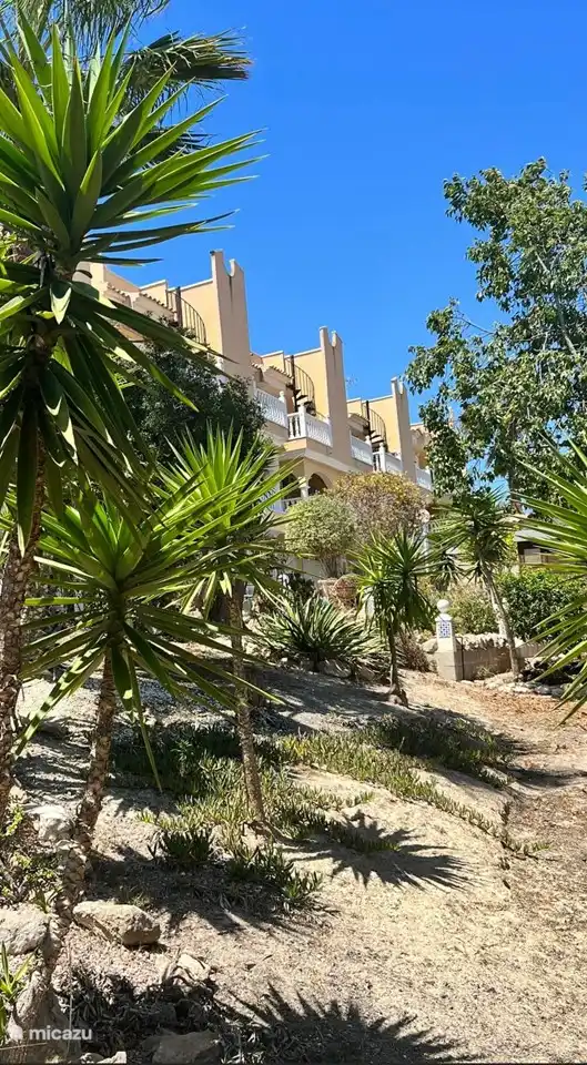 residencia de vacaciones vista desde la piscina