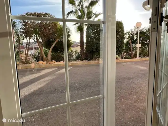 Casa 49 en España, Costa Blanca, San Fulgencio - casa vacacional Vista de la habitación al jardín