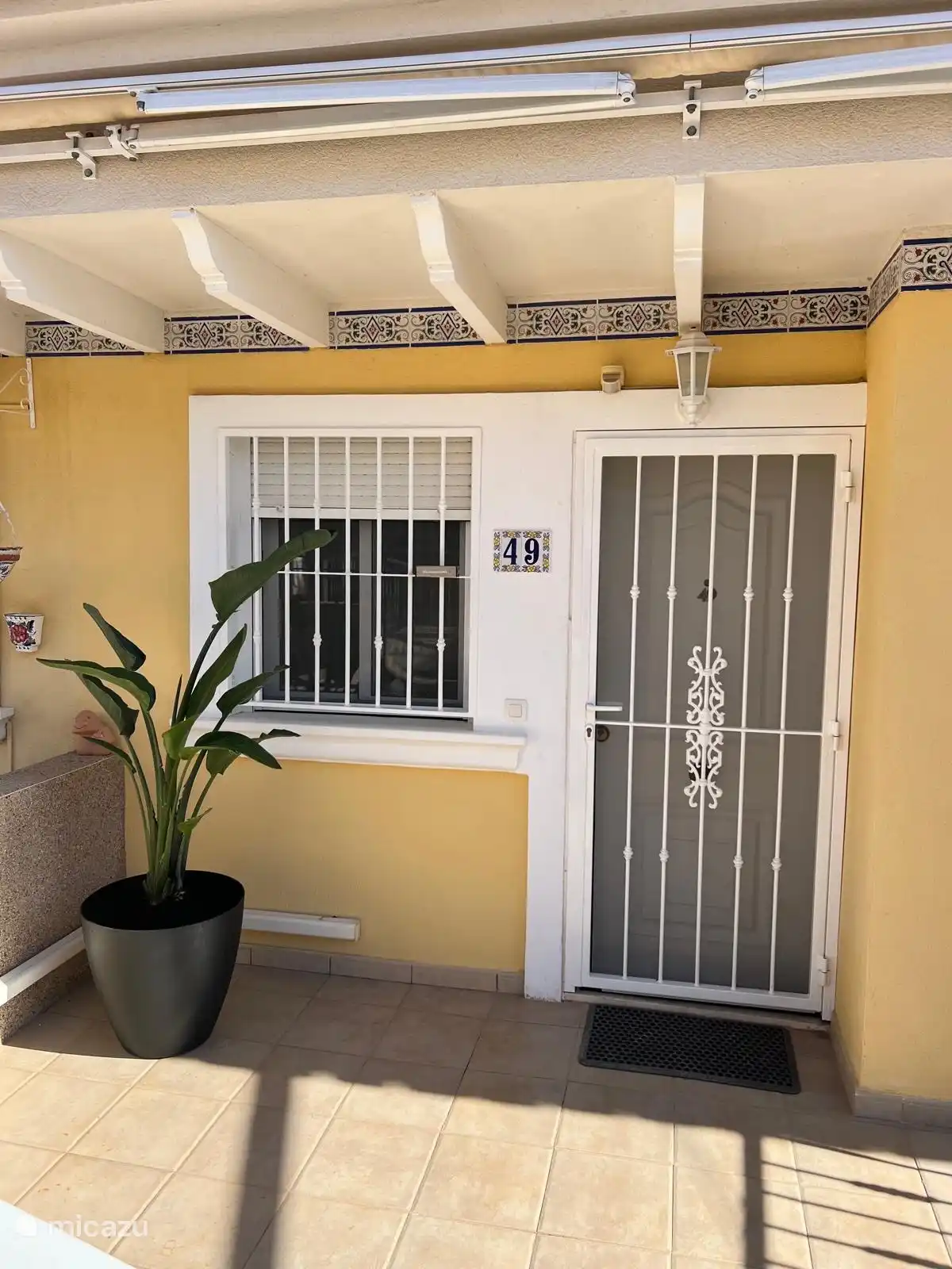 Frente de la casa (puerta principal)