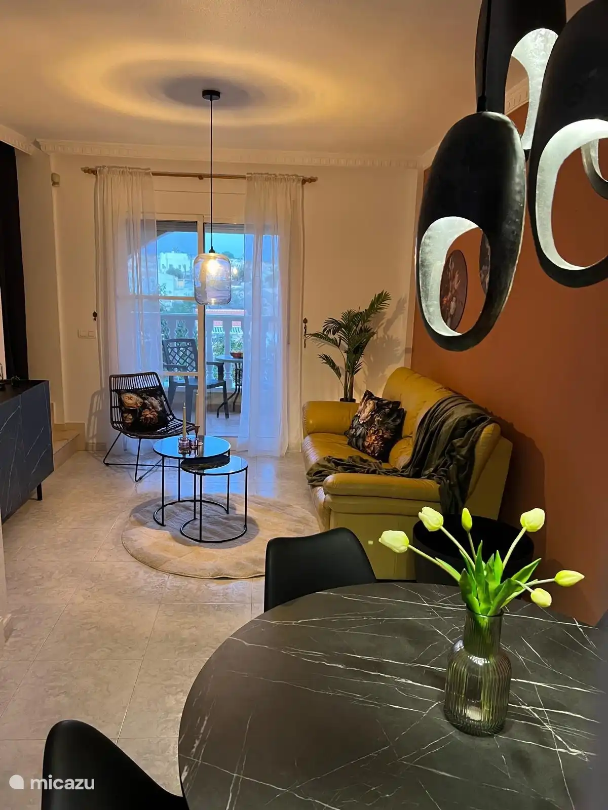 Sala de estar con balcón contiguo