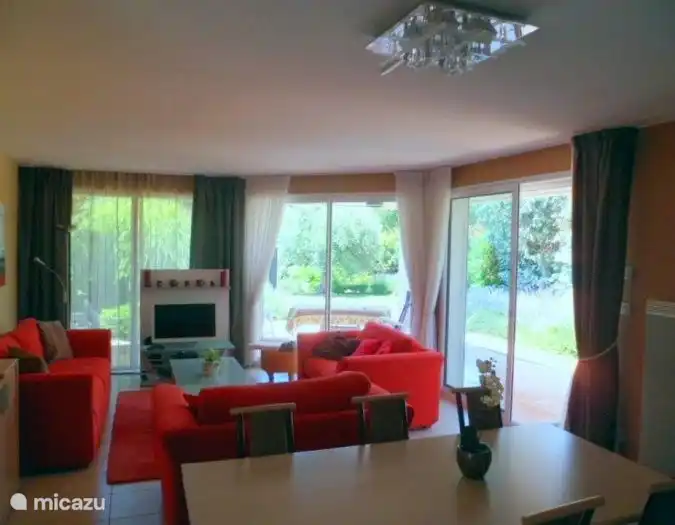 In wunderschönen Farben gestrichenes Wohnzimmer mit Love Seats für ein tolles Erlebnis. Der Fernseher ist mit Chromecast ausgestattet. Außerdem gibt es eine Playstation und einen DVD-Player.