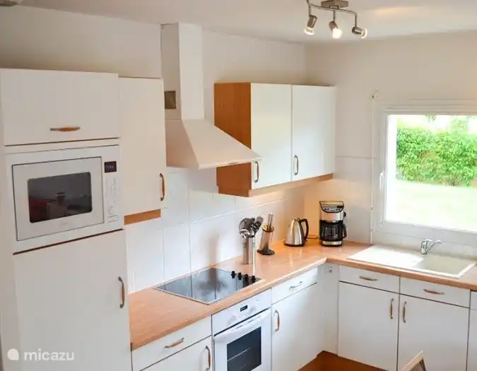 Moderne, gepflegte und saubere Küche, in der der Spülbereich 2023 durch Edelstahl mit Küchenarmatur und Handbrause ersetzt wurde.