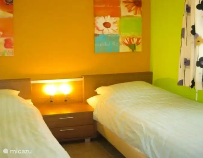 Schlafzimmer mit zwei getrennten Betten