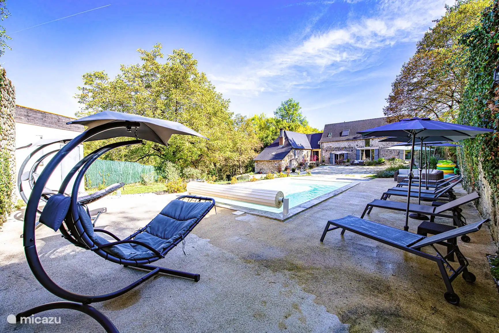 Privater Pool mit Liegestühlen