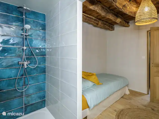 Sourcette en Francia, Dordoña, Terrasson - casa vacacional Cuarto de baño con dormitorio