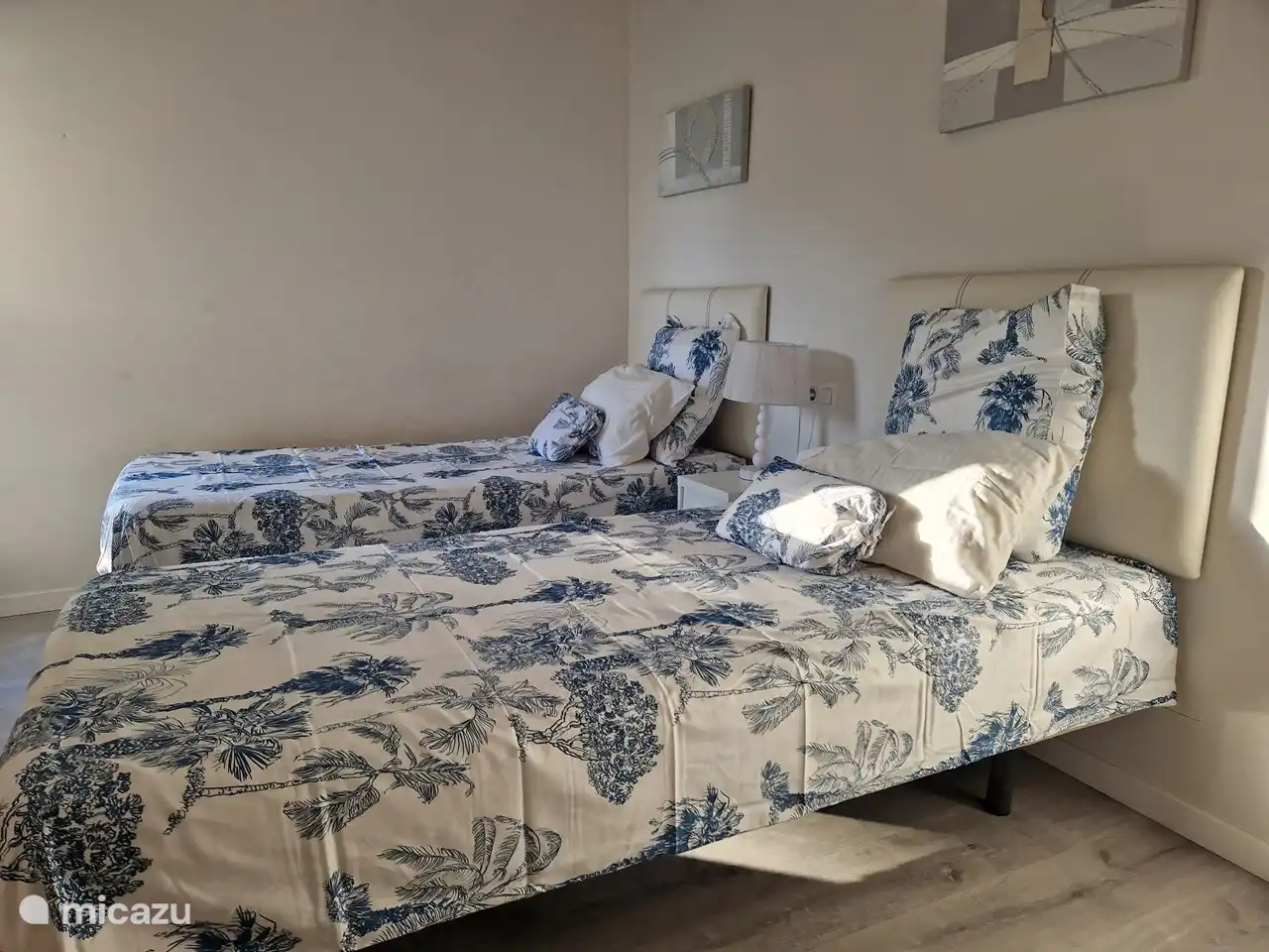 Slaapkamer met 2 eenspersoonbedden.