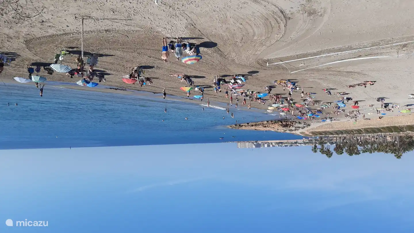 Strand op wandelafstand van het appartement.
