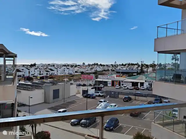 Mediterraneo-1 | Espagne, Costa Blanca, Orihuela Costa - appartement vue à droite depuis le balcon donnant sur le parking et le centre commercial local avec supermarché.