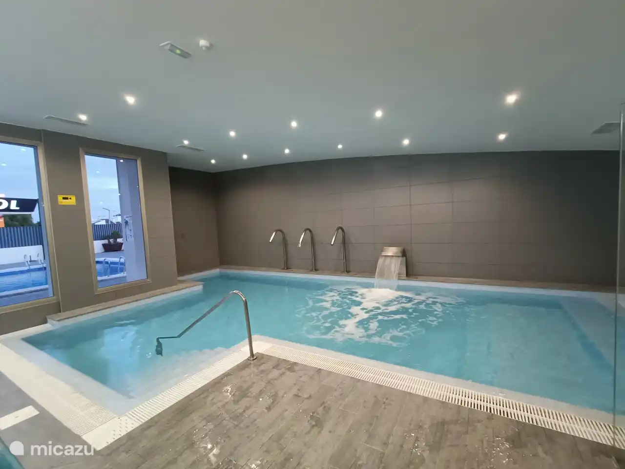 Binnen zwembad. In zelfde gebouw bevindt zich de gym en een turks stoombad.