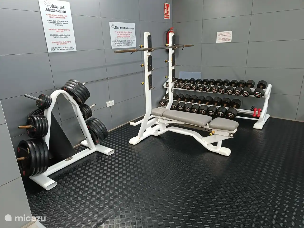 Gym in het gebouw tegenover het buitenzwembad.