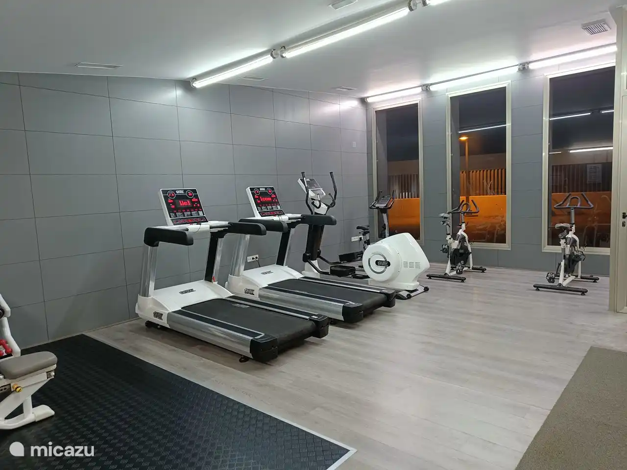 Gym in het gebouw tegenover het buitenzwembad.