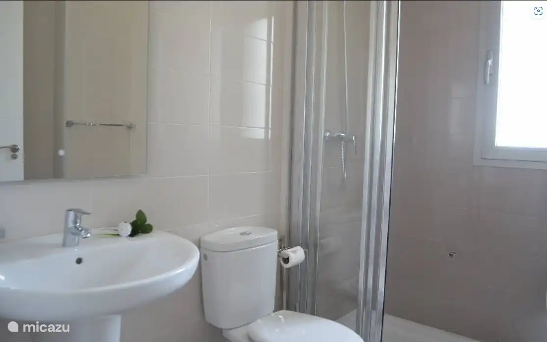 Het appartement beschikt over 2 badkamers.