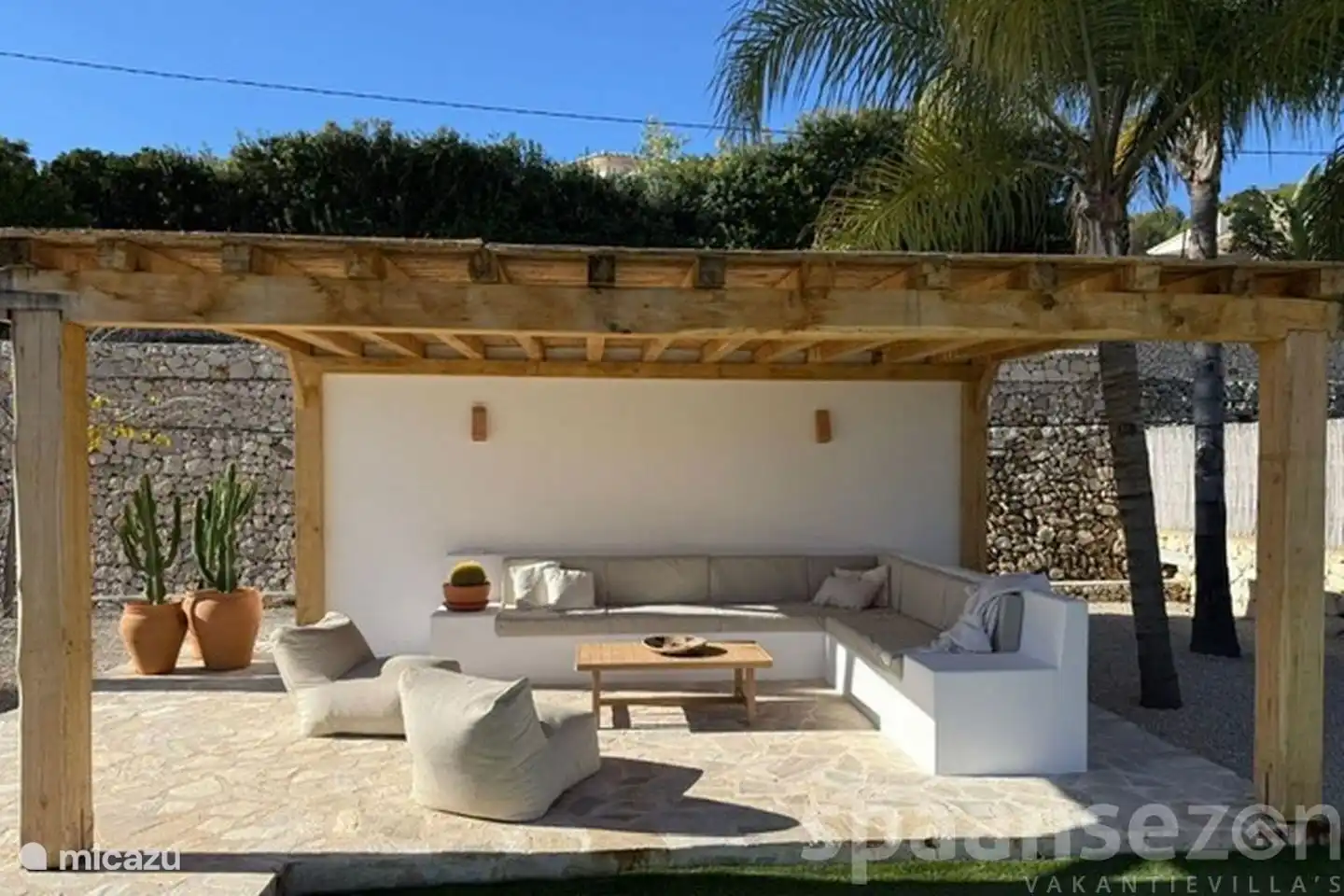 Heerlijke loungehoek in de tuin van Villa Andrago.