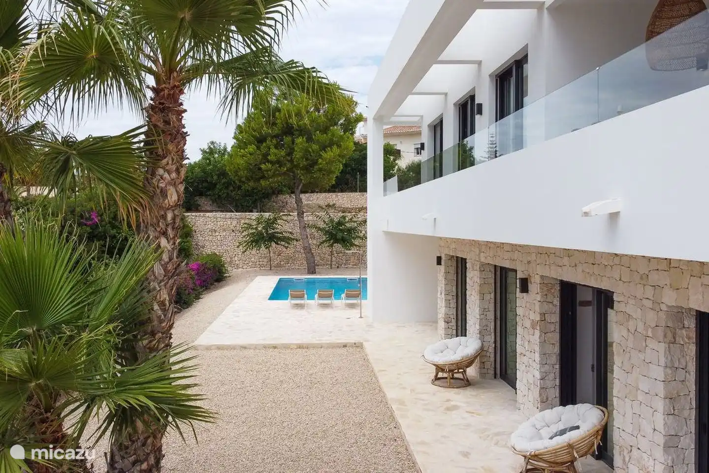 Die Villa verfügt über verschiedene Sitzplätze in der Sonne und im Schatten