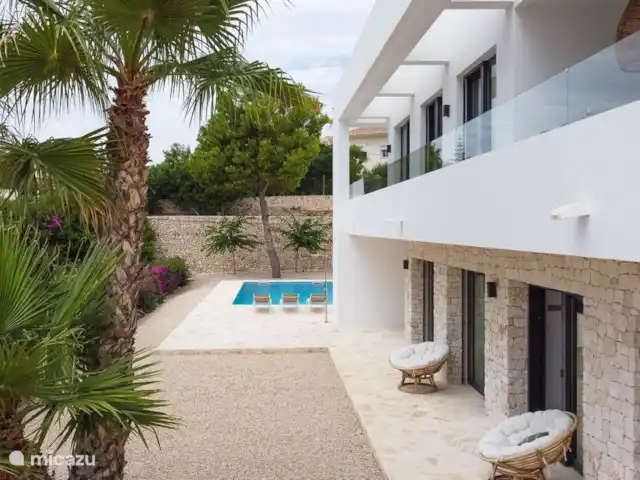 Villa Andrago | Moraira | 8 pers. huren in Spanje, Costa Blanca, Moraira - villa De villa heeft rondom verschillende zitjes in de zon en schaduw