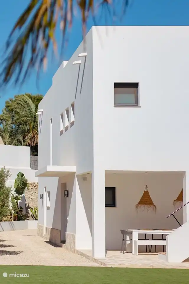 Die überdachte Terrasse ist in den warmen Sommermonaten ein wunderbarer Ort