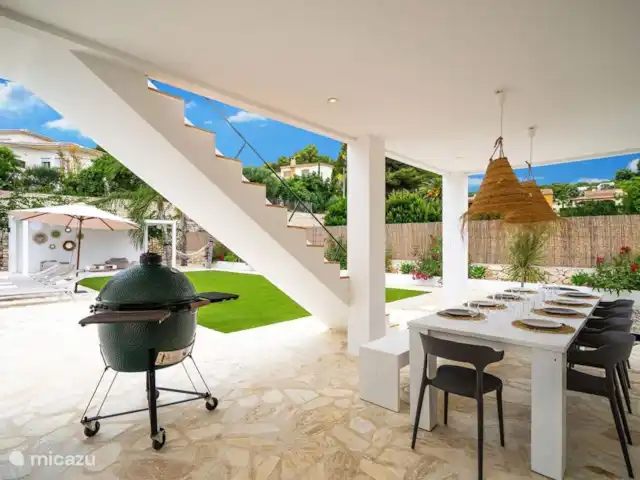 Villa Andrago | Moraira | 8 pers. huren in Spanje, Costa Blanca, Moraira - villa De buitenkeuken met riante eettafel is ook voorzien van een Green Egg.