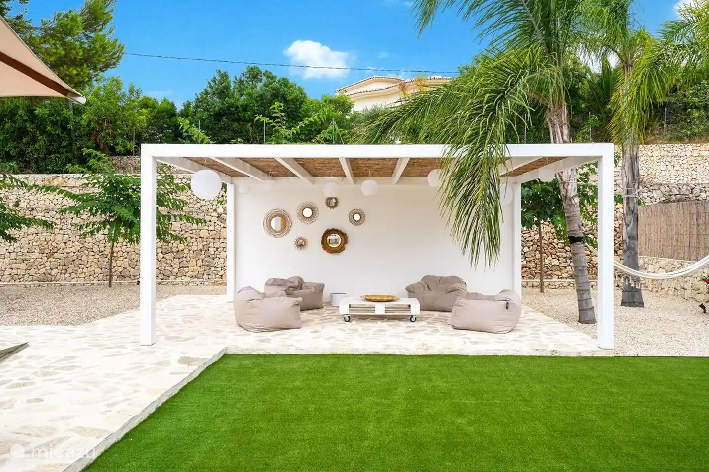 Der Loungebereich im mediterranen Garten ist ein idealer Ort im Schatten