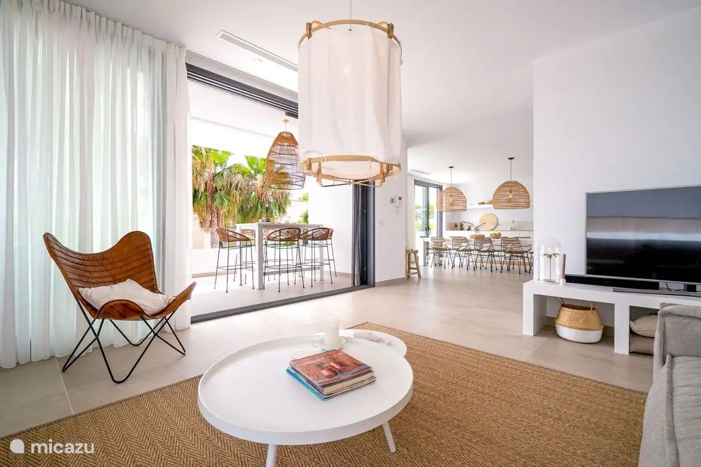 Das Wohnzimmer ist mit der offenen Küche verbunden