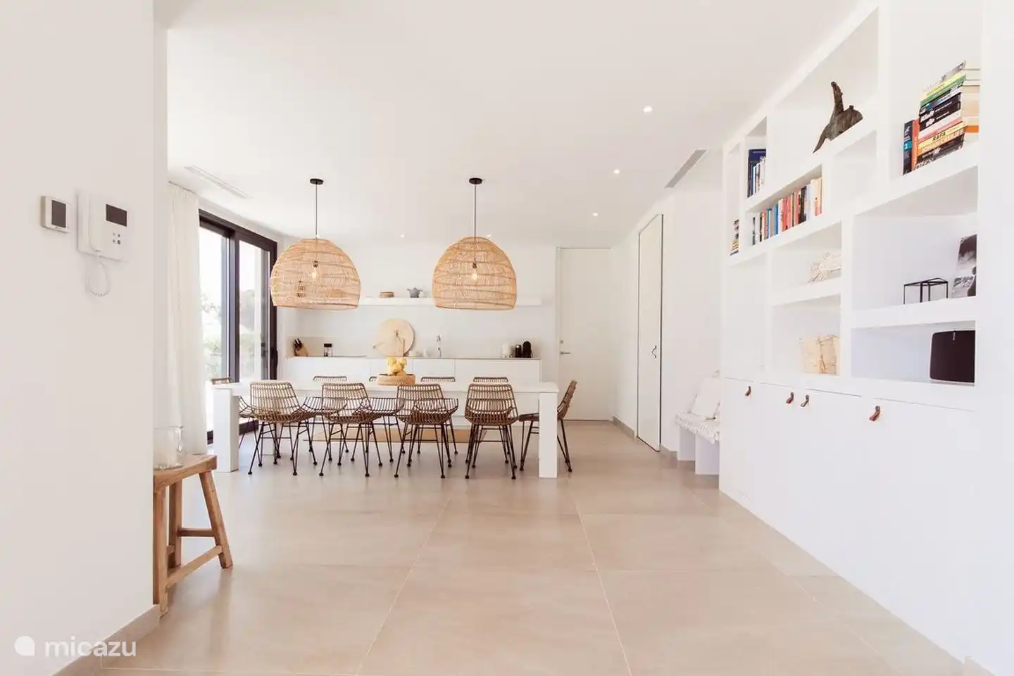 Die offene Küche ist komplett ausgestattet und verfügt über einen großen Frühstückstisch