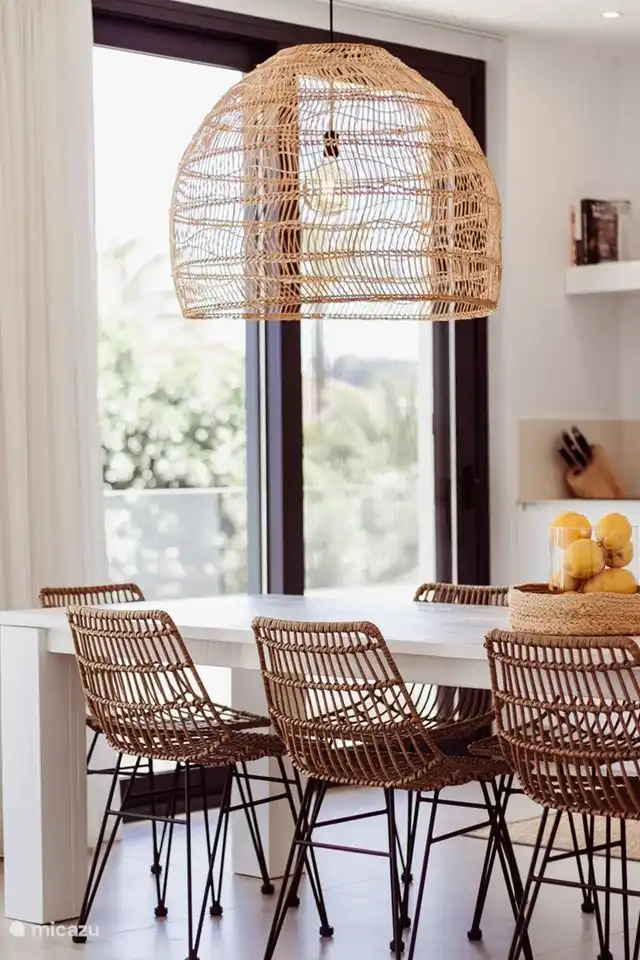 Der großzügige Frühstückstisch ist der Blickfang der modernen Küche