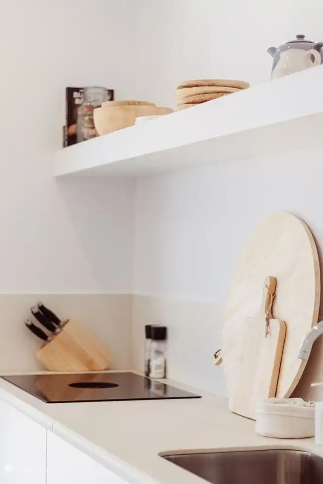 Die moderne Küche ist mit allen gewünschten Einbaugeräten ausgestattet