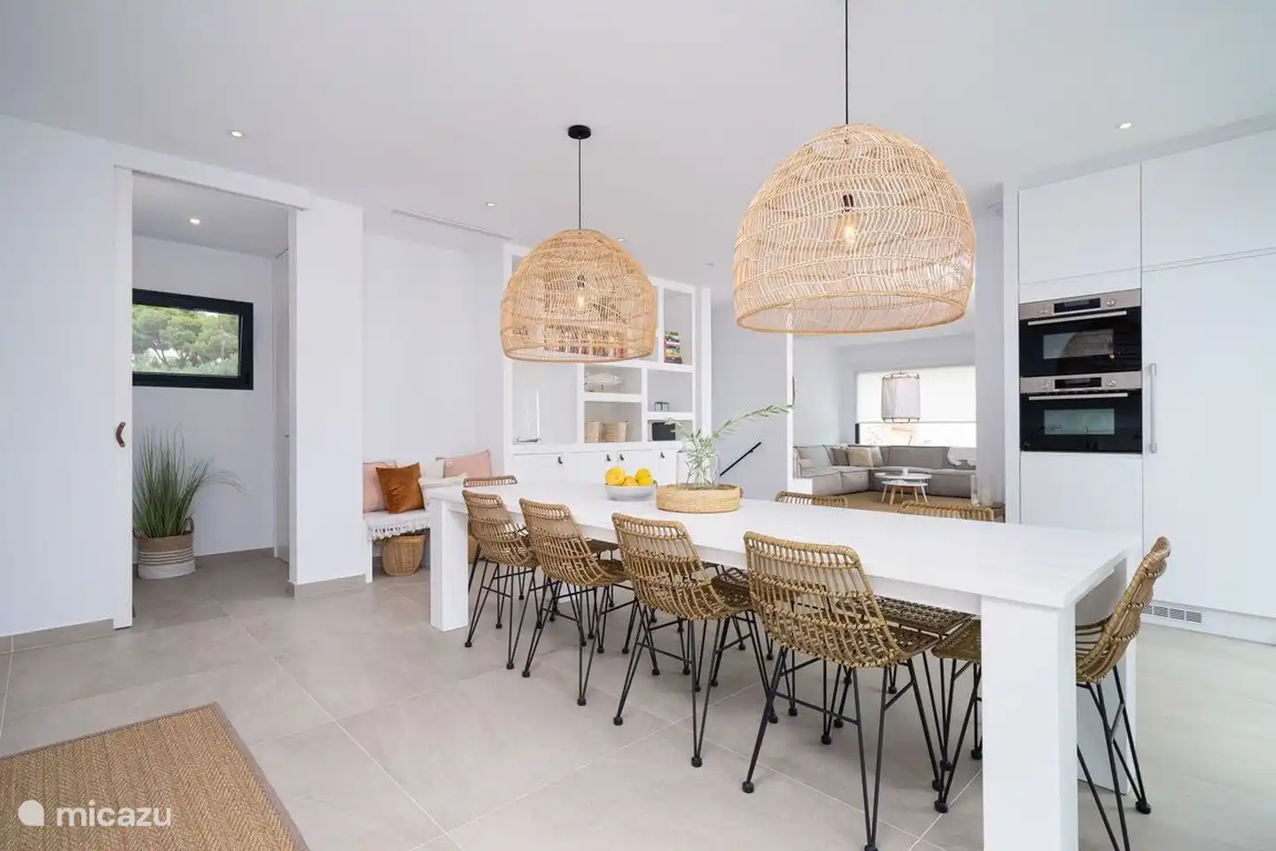 Der große Frühstückstisch ist der zentrale Ort dieser Etage